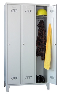 Garderobenschrank mit Füßen, 3 Abteile mit Zylinderschloss, Türen RAL 6011 - resedagrün, 1850 x 1340 x 500 mm, RAL 6011 - Resedagrün 